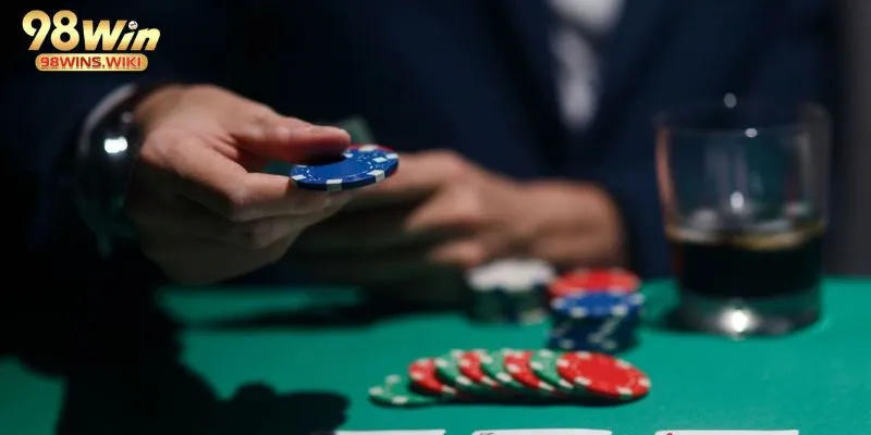 Cược Ante trong mỗi ván bài Three card poker